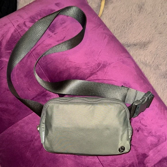 Lululemon Athletica Grey Sage Crossbody Everywhere Belt Bag 1L olive green - Picture 2 of 16